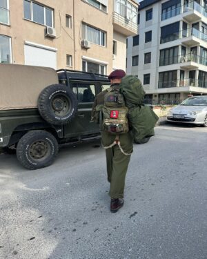 Gökhan Özoğuz Instagram - Bir gezintidir hayat 
Öyle bi çıkıp dolaşır gelirsin 
engebesinde ferahının hatrı kalır 
Nizamı göz yaşında saklıdır 
En güzeli, hepsinin bir andan ibaret olduğunu bildiğindeki lezzetidir.