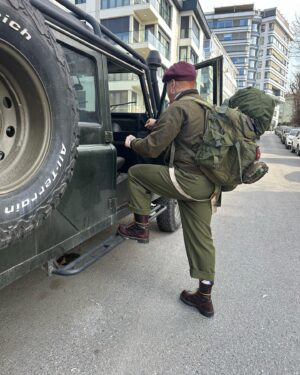 Gökhan Özoğuz Instagram - Bir gezintidir hayat 
Öyle bi çıkıp dolaşır gelirsin 
engebesinde ferahının hatrı kalır 
Nizamı göz yaşında saklıdır 
En güzeli, hepsinin bir andan ibaret olduğunu bildiğindeki lezzetidir.