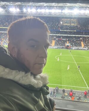 Gökhan Özoğuz Instagram - Çıkartma gemileri gelmeden önce rüzgarı eser 
Kalamış sahillerinde inleyen nameler
#FenerbahçeSkinheads