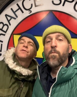 Gökhan Özoğuz Instagram - Çıkartma gemileri gelmeden önce rüzgarı eser 
Kalamış sahillerinde inleyen nameler
#FenerbahçeSkinheads