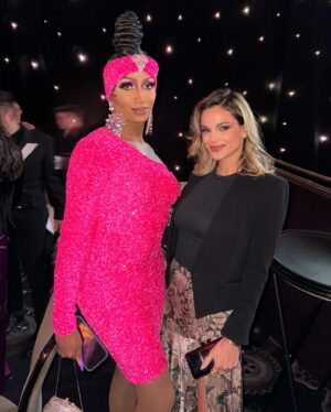 Goloka Bolte Instagram - Sometimes you need to take a break from unpacking boxes (and breaking glass 🫣) for a little red carpet glam!

#artiosawards #castingsocietyofamerica #castingdirector