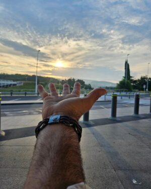 Gonçalo Diniz Instagram - Buenos dias alegrias.
Um dia excelente para toda a humanidade e mais além. 
👽
#pensamentosemprepositivo 
#bomdiaalegria 
#estardebemcomavida

Buenos dias alegrias.
An excellent day for all humanity and beyond. 👽 #thoughtsalwayspositive 
#Goodmorningjoy 
#beatpeacewithlife