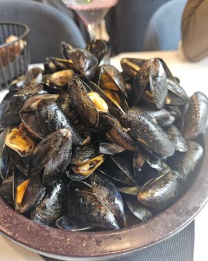 Gonçalo Diniz Instagram - Entre trabalho e diversão,
Vamos levando a vida com alegria.
Tão bom poder conhecer lugares, pessoas e gastronomia diferentes.
Recomendo vivamente este País Basco. 
Que gente boa.
Que comida boa.
Que lugares lindos.
E que história têm todos estes cantinhos.
Feliz😁
#trabalho 
#cinemaespanhol 
#vidaseartista 
#diversão 
#PaísBasco

Between work and fun, 
Let's live life with joy. 
It’s so great to be able to discover different places, people and cuisine. 
I highly recommend this Basque Country. 
What good people. 
What good food. 
What beautiful places. 
And what a story all these little corners have. 
Happy😁 
#work 
#cinemaespanhol 
#artistlife
#fun 
#Basquecountry
