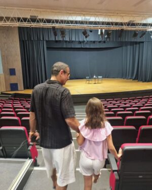 Gonçalo Diniz Instagram - Eu tenho muito orgulho naquilo que faço. 
Pois não foi nada fácil chegar até aqui com tantas adversidades e pedras no caminho( algumas até pareciam muros autênticos)
Mas mais orgulho tenho em poder passar todos estes valores à minha "coisa boa" e mostrar como se consegue sem desistir. 
Tentar passar para ela a verdadeira FORÇA DE GIGANTE.
Obrigado a mim e à minha vontade de acreditar nas coisas. 
E obrigado à vida por ter esta filha linda e amorosa.
Feliz, muito feliz.
#vidaseartista 
#elaeeu
#teatro 
#férias
#amorincondicional

I take a lot of pride in what I do. 
Because it wasn't easy to get here with so many adversities and stones on the way (some were even authentic walls) 
But I'm most proud of being able to pass on all these values ​​to my "good thing" and show how you can do it without giving up. 
Try to give her the real GIANT STRENGTH. 
Thank you to me and my willingness to believe in things. And thank you to life for having this beautiful and loving daughter. 
Happy very happy. 
#actorslife
#SheandI 
#theater 
#vacation 
#unconditionallove