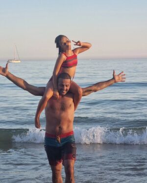 Gonçalo Diniz Instagram - Começaram as FÉRIAS DE VERÃO!
Este ano prometemos brincar muito mais do que o ano passado mas não tanto como o ano que vem.
Sempre a subir😉
#vivaoverão 
#momentoscomela
#viva a vida
#vidaseartista 

SUMMER HOLIDAYS have started! This year we promise to play a lot more than last year but not as much as next year. Always rising 😉 
#summer
#momentswithher
#livethelife 
#artistlife