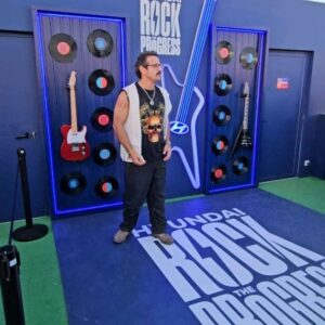 Gonçalo Diniz Instagram - Porque a vida só se vive uma vez.
GRANDE tarde/noite no Rock in Rio!
Sempre com o meu fiel irmão e Jony( my best) a viver todos os momentos e emoções. 
Não posso deixar de elogiar este rooftop da Hyundai.
Wow 👌👏. Nota 10
Uma vista privilegiada sem dúvida, mas o melhor mesmo foi a organização e a simpatia do staff.
Parabéns de verdade.
Obrigado querido @diamantinomartins, sempre a surpreender 😘
#Hyundai #hyundaiportugal
#hyundainorockinRio #hyundayinrio
#hyundayrocktheprogress

Because life is only lived once. 
GREAT afternoon/evening at Rock in Rio! 
Always with my faithful brother and Jony (my best) experiencing all the moments and emotions. 
I can't help but praise this Hyundai rooftop. 
Wow 👌👏. Grade 10 
A privileged view without a doubt, but the best part was the organization and friendliness of the staff. 
Real congratulations. 
Thank you dear @diamantinomartins, always surprising 😘 #Hyundai #hyundaiportugal 
#hyundainorockinRio 
#hyundayinrio