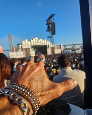 Gonçalo Diniz Instagram - Porque a vida só se vive uma vez.
GRANDE tarde/noite no Rock in Rio!
Sempre com o meu fiel irmão e Jony( my best) a viver todos os momentos e emoções. 
Não posso deixar de elogiar este rooftop da Hyundai.
Wow 👌👏. Nota 10
Uma vista privilegiada sem dúvida, mas o melhor mesmo foi a organização e a simpatia do staff.
Parabéns de verdade.
Obrigado querido @diamantinomartins, sempre a surpreender 😘
#Hyundai #hyundaiportugal
#hyundainorockinRio #hyundayinrio
#hyundayrocktheprogress

Because life is only lived once. 
GREAT afternoon/evening at Rock in Rio! 
Always with my faithful brother and Jony (my best) experiencing all the moments and emotions. 
I can't help but praise this Hyundai rooftop. 
Wow 👌👏. Grade 10 
A privileged view without a doubt, but the best part was the organization and friendliness of the staff. 
Real congratulations. 
Thank you dear @diamantinomartins, always surprising 😘 #Hyundai #hyundaiportugal 
#hyundainorockinRio 
#hyundayinrio