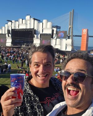 Gonçalo Diniz Instagram - Porque a vida só se vive uma vez.
GRANDE tarde/noite no Rock in Rio!
Sempre com o meu fiel irmão e Jony( my best) a viver todos os momentos e emoções. 
Não posso deixar de elogiar este rooftop da Hyundai.
Wow 👌👏. Nota 10
Uma vista privilegiada sem dúvida, mas o melhor mesmo foi a organização e a simpatia do staff.
Parabéns de verdade.
Obrigado querido @diamantinomartins, sempre a surpreender 😘
#Hyundai #hyundaiportugal
#hyundainorockinRio #hyundayinrio
#hyundayrocktheprogress

Because life is only lived once. 
GREAT afternoon/evening at Rock in Rio! 
Always with my faithful brother and Jony (my best) experiencing all the moments and emotions. 
I can't help but praise this Hyundai rooftop. 
Wow 👌👏. Grade 10 
A privileged view without a doubt, but the best part was the organization and friendliness of the staff. 
Real congratulations. 
Thank you dear @diamantinomartins, always surprising 😘 #Hyundai #hyundaiportugal 
#hyundainorockinRio 
#hyundayinrio