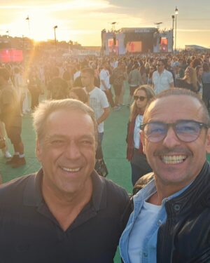 Gonçalo Diniz Instagram - Pearl Jam não podia perder.
Desta vez com o Afonsinho( one of the best).
GRANDE CONCERTO.
Sem palavras...🙏🙏🙏
Amo os "DULCES de PÉROLA" ( PEARL JAM), como diria um amigo meu Mexicano 🫣
You rock🤜🤛
#pearljam
#pensamentosemprepositivo 
#concertocomamigo
#amigossemprejuntos

Pearl Jam couldn't lose. 
This time with Afonsinho( one of the best). 
BIG CONCERT. 
Speechless...🙏🙏🙏 
Thank you dear @diamantinomartins. 
You rock🤜🤛
#pearljam
#positivethinking
#concertwithfriends
#friendsalwaystogether