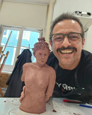 Gonçalo Diniz Instagram - Uma das grandes paixões da minha vida é sem dúvida a escultura. Sempre foi!
Meu avô o excelentíssimo Sr. Macário da Rocha Diniz professor na escola de Belas artes no Porto ensinou-me a ter visão e a ter paixão pelas artes.
Mas só posso agradecer ao meu professor @dio__costa 
Pelo empenho em não desistir de mim, da minha ansiedade em querer avançar os processos e por ter encontrado a forma certa de chegar e passar da forma mais simples o que deveria ser. 🙏
Sou outra pessoa( artista) , e é impressionante como TODAS as ARTES estão interligadas no seu todo e como é importante entender um pouco de todas... só complementa.
Muito feliz com o resultado.
E claro que essa energia veio para casa e a VITÓRIA Amou. 
Viva as ARTES
Viva a ESCULTURA 
#vidadeator 
#vidaseartista

One of the great passions of my life is without a doubt sculpture. 
Was always! 
My grandfather, the excellent Mr. Macário da Rocha Diniz, professor at the School of Fine Arts in Porto, taught me to have a vision and a passion for the arts. 
But I can only thank my teacher @dio__costa For my commitment to not giving up on myself, for my anxiety in wanting to advance the processes and for having found the right way to get to and convey in the simplest way what should be. 🙏 
I'm another person (artist), and it's impressive how ALL the ARTS are interconnected as a whole and how important it is to understand a little of them all... 
it just complements. 
Very happy with the result. 
And of course this energy came home and VITÓRIA loved it. 
Long live the ARTS 
Long live SCULPTURE 
#acrtorslife 
#artistlife