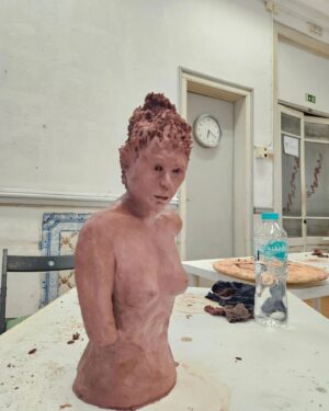 Gonçalo Diniz Instagram - Uma das grandes paixões da minha vida é sem dúvida a escultura. Sempre foi!
Meu avô o excelentíssimo Sr. Macário da Rocha Diniz professor na escola de Belas artes no Porto ensinou-me a ter visão e a ter paixão pelas artes.
Mas só posso agradecer ao meu professor @dio__costa 
Pelo empenho em não desistir de mim, da minha ansiedade em querer avançar os processos e por ter encontrado a forma certa de chegar e passar da forma mais simples o que deveria ser. 🙏
Sou outra pessoa( artista) , e é impressionante como TODAS as ARTES estão interligadas no seu todo e como é importante entender um pouco de todas... só complementa.
Muito feliz com o resultado.
E claro que essa energia veio para casa e a VITÓRIA Amou. 
Viva as ARTES
Viva a ESCULTURA 
#vidadeator 
#vidaseartista

One of the great passions of my life is without a doubt sculpture. 
Was always! 
My grandfather, the excellent Mr. Macário da Rocha Diniz, professor at the School of Fine Arts in Porto, taught me to have a vision and a passion for the arts. 
But I can only thank my teacher @dio__costa For my commitment to not giving up on myself, for my anxiety in wanting to advance the processes and for having found the right way to get to and convey in the simplest way what should be. 🙏 
I'm another person (artist), and it's impressive how ALL the ARTS are interconnected as a whole and how important it is to understand a little of them all... 
it just complements. 
Very happy with the result. 
And of course this energy came home and VITÓRIA loved it. 
Long live the ARTS 
Long live SCULPTURE 
#acrtorslife 
#artistlife