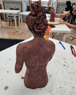 Gonçalo Diniz Instagram - Uma das grandes paixões da minha vida é sem dúvida a escultura. Sempre foi!
Meu avô o excelentíssimo Sr. Macário da Rocha Diniz professor na escola de Belas artes no Porto ensinou-me a ter visão e a ter paixão pelas artes.
Mas só posso agradecer ao meu professor @dio__costa 
Pelo empenho em não desistir de mim, da minha ansiedade em querer avançar os processos e por ter encontrado a forma certa de chegar e passar da forma mais simples o que deveria ser. 🙏
Sou outra pessoa( artista) , e é impressionante como TODAS as ARTES estão interligadas no seu todo e como é importante entender um pouco de todas... só complementa.
Muito feliz com o resultado.
E claro que essa energia veio para casa e a VITÓRIA Amou. 
Viva as ARTES
Viva a ESCULTURA 
#vidadeator 
#vidaseartista

One of the great passions of my life is without a doubt sculpture. 
Was always! 
My grandfather, the excellent Mr. Macário da Rocha Diniz, professor at the School of Fine Arts in Porto, taught me to have a vision and a passion for the arts. 
But I can only thank my teacher @dio__costa For my commitment to not giving up on myself, for my anxiety in wanting to advance the processes and for having found the right way to get to and convey in the simplest way what should be. 🙏 
I'm another person (artist), and it's impressive how ALL the ARTS are interconnected as a whole and how important it is to understand a little of them all... 
it just complements. 
Very happy with the result. 
And of course this energy came home and VITÓRIA loved it. 
Long live the ARTS 
Long live SCULPTURE 
#acrtorslife 
#artistlife