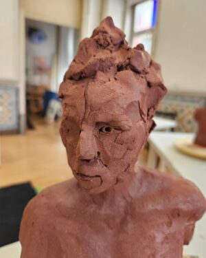 Gonçalo Diniz Instagram - Uma das grandes paixões da minha vida é sem dúvida a escultura. Sempre foi!
Meu avô o excelentíssimo Sr. Macário da Rocha Diniz professor na escola de Belas artes no Porto ensinou-me a ter visão e a ter paixão pelas artes.
Mas só posso agradecer ao meu professor @dio__costa 
Pelo empenho em não desistir de mim, da minha ansiedade em querer avançar os processos e por ter encontrado a forma certa de chegar e passar da forma mais simples o que deveria ser. 🙏
Sou outra pessoa( artista) , e é impressionante como TODAS as ARTES estão interligadas no seu todo e como é importante entender um pouco de todas... só complementa.
Muito feliz com o resultado.
E claro que essa energia veio para casa e a VITÓRIA Amou. 
Viva as ARTES
Viva a ESCULTURA 
#vidadeator 
#vidaseartista

One of the great passions of my life is without a doubt sculpture. 
Was always! 
My grandfather, the excellent Mr. Macário da Rocha Diniz, professor at the School of Fine Arts in Porto, taught me to have a vision and a passion for the arts. 
But I can only thank my teacher @dio__costa For my commitment to not giving up on myself, for my anxiety in wanting to advance the processes and for having found the right way to get to and convey in the simplest way what should be. 🙏 
I'm another person (artist), and it's impressive how ALL the ARTS are interconnected as a whole and how important it is to understand a little of them all... 
it just complements. 
Very happy with the result. 
And of course this energy came home and VITÓRIA loved it. 
Long live the ARTS 
Long live SCULPTURE 
#acrtorslife 
#artistlife