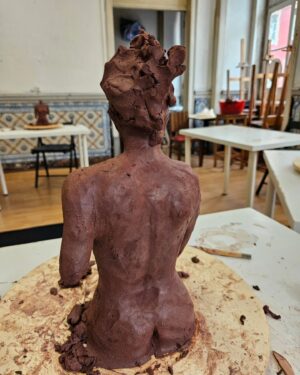 Gonçalo Diniz Instagram - Uma das grandes paixões da minha vida é sem dúvida a escultura. Sempre foi!
Meu avô o excelentíssimo Sr. Macário da Rocha Diniz professor na escola de Belas artes no Porto ensinou-me a ter visão e a ter paixão pelas artes.
Mas só posso agradecer ao meu professor @dio__costa 
Pelo empenho em não desistir de mim, da minha ansiedade em querer avançar os processos e por ter encontrado a forma certa de chegar e passar da forma mais simples o que deveria ser. 🙏
Sou outra pessoa( artista) , e é impressionante como TODAS as ARTES estão interligadas no seu todo e como é importante entender um pouco de todas... só complementa.
Muito feliz com o resultado.
E claro que essa energia veio para casa e a VITÓRIA Amou. 
Viva as ARTES
Viva a ESCULTURA 
#vidadeator 
#vidaseartista

One of the great passions of my life is without a doubt sculpture. 
Was always! 
My grandfather, the excellent Mr. Macário da Rocha Diniz, professor at the School of Fine Arts in Porto, taught me to have a vision and a passion for the arts. 
But I can only thank my teacher @dio__costa For my commitment to not giving up on myself, for my anxiety in wanting to advance the processes and for having found the right way to get to and convey in the simplest way what should be. 🙏 
I'm another person (artist), and it's impressive how ALL the ARTS are interconnected as a whole and how important it is to understand a little of them all... 
it just complements. 
Very happy with the result. 
And of course this energy came home and VITÓRIA loved it. 
Long live the ARTS 
Long live SCULPTURE 
#acrtorslife 
#artistlife