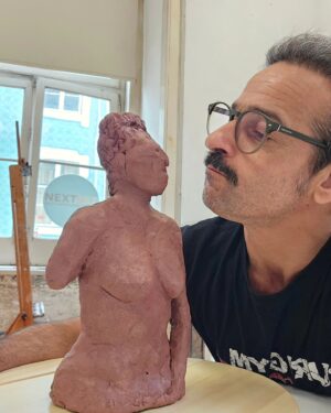 Gonçalo Diniz Instagram - Uma das grandes paixões da minha vida é sem dúvida a escultura. Sempre foi!
Meu avô o excelentíssimo Sr. Macário da Rocha Diniz professor na escola de Belas artes no Porto ensinou-me a ter visão e a ter paixão pelas artes.
Mas só posso agradecer ao meu professor @dio__costa 
Pelo empenho em não desistir de mim, da minha ansiedade em querer avançar os processos e por ter encontrado a forma certa de chegar e passar da forma mais simples o que deveria ser. 🙏
Sou outra pessoa( artista) , e é impressionante como TODAS as ARTES estão interligadas no seu todo e como é importante entender um pouco de todas... só complementa.
Muito feliz com o resultado.
E claro que essa energia veio para casa e a VITÓRIA Amou. 
Viva as ARTES
Viva a ESCULTURA 
#vidadeator 
#vidaseartista

One of the great passions of my life is without a doubt sculpture. 
Was always! 
My grandfather, the excellent Mr. Macário da Rocha Diniz, professor at the School of Fine Arts in Porto, taught me to have a vision and a passion for the arts. 
But I can only thank my teacher @dio__costa For my commitment to not giving up on myself, for my anxiety in wanting to advance the processes and for having found the right way to get to and convey in the simplest way what should be. 🙏 
I'm another person (artist), and it's impressive how ALL the ARTS are interconnected as a whole and how important it is to understand a little of them all... 
it just complements. 
Very happy with the result. 
And of course this energy came home and VITÓRIA loved it. 
Long live the ARTS 
Long live SCULPTURE 
#acrtorslife 
#artistlife