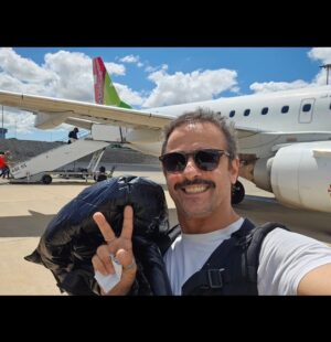 Gonçalo Diniz Instagram - E lá fui eu outra vez abraçar mais um projecto International!
Desta vez País Basco.
Como equipa que ganha não se troca de jogadores... o meu querido Moisés sempre na retaguarda e o resto é só alegria.
Fiquem atentos que este filme vai dar que falar 😍😍😍
Não posso dizer muita coisa mas sim posso dizer que será um filme que verei com a minha Vivi🤫
Será um filme para crianças?🤔🤔🤔
🎬 📽 🎞
#fiquematentos
#actorslife 
#viagemdetrabalho
#cinema

And off I went again to embrace another International project! 
This time Basque Country. 
As a winning team you don't change players... my dear Moisés always at the back and the rest is just joy. 
Stay tuned, this film will make people talk 😍😍😍 
I can't say much but I can say that it will be a film that I will watch with my Vivi🤫 
Will it be a film for children?🤔🤔🤔 
🎬 📽 🎞 #Stay tuned 
#actorslife 
#worktrip 
#movietheater