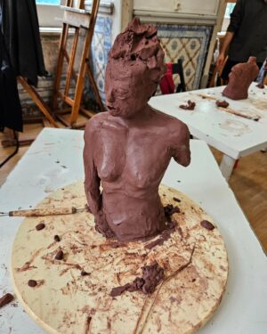 Gonçalo Diniz Instagram - Uma das grandes paixões da minha vida é sem dúvida a escultura. Sempre foi!
Meu avô o excelentíssimo Sr. Macário da Rocha Diniz professor na escola de Belas artes no Porto ensinou-me a ter visão e a ter paixão pelas artes.
Mas só posso agradecer ao meu professor @dio__costa 
Pelo empenho em não desistir de mim, da minha ansiedade em querer avançar os processos e por ter encontrado a forma certa de chegar e passar da forma mais simples o que deveria ser. 🙏
Sou outra pessoa( artista) , e é impressionante como TODAS as ARTES estão interligadas no seu todo e como é importante entender um pouco de todas... só complementa.
Muito feliz com o resultado.
E claro que essa energia veio para casa e a VITÓRIA Amou. 
Viva as ARTES
Viva a ESCULTURA 
#vidadeator 
#vidaseartista

One of the great passions of my life is without a doubt sculpture. 
Was always! 
My grandfather, the excellent Mr. Macário da Rocha Diniz, professor at the School of Fine Arts in Porto, taught me to have a vision and a passion for the arts. 
But I can only thank my teacher @dio__costa For my commitment to not giving up on myself, for my anxiety in wanting to advance the processes and for having found the right way to get to and convey in the simplest way what should be. 🙏 
I'm another person (artist), and it's impressive how ALL the ARTS are interconnected as a whole and how important it is to understand a little of them all... 
it just complements. 
Very happy with the result. 
And of course this energy came home and VITÓRIA loved it. 
Long live the ARTS 
Long live SCULPTURE 
#acrtorslife 
#artistlife