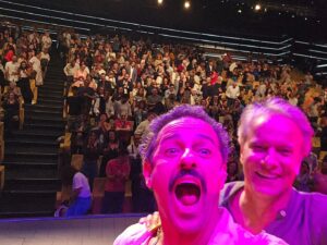 Gonçalo Diniz Instagram - Obrigado LISBOA!
Muito obrigado a TODAS as pessoas que tornaram estes 5 dias FANTÁSTICOS.
Que público maravilhoso, que energia. 
Sem palavras para descrever a sensação e gratidão! 🙏
Ficam as emoções 
Ficam os abraços da família e amigos que te alimenta mais que tudo
Ficam as relações que se fazem
Ficam as memórias de cada canto onde passamos
Ficam as alegrias
Ficam também estas imagens para quem gosta de ver o resultado de um longo e árduo processo teatral.
Viva o TEATRO 
Viva o PÚBLICO 
Viva o PÚBLICO 
Viva o PÚBLICO 
Viva o PÚBLICO 
#casinodelisboa 
#monologosdopenis 
#vidadeator 

Thank you LISBON! 
Thank you very much to ALL the people who made these 5 days FANTASTIC. 
What a wonderful audience, what energy. 
No words to describe the feeling and gratitude! 🙏 
The emotions remain 
The relationships that are made remain 
There are memories of every corner we pass through 
The joys remain 
These images are also available for those who like to see the result of a long and arduous theatrical process. 
Long live THEATER 
Long live the PUBLIC 
Long live the PUBLIC 
Long live the PUBLIC 
Long live the PUBLIC 
#lisboncasino
#monologosdopenis 
#actorslife