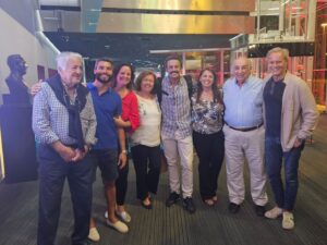 Gonçalo Diniz Instagram - Obrigado LISBOA!
Muito obrigado a TODAS as pessoas que tornaram estes 5 dias FANTÁSTICOS.
Que público maravilhoso, que energia. 
Sem palavras para descrever a sensação e gratidão! 🙏
Ficam as emoções 
Ficam os abraços da família e amigos que te alimenta mais que tudo
Ficam as relações que se fazem
Ficam as memórias de cada canto onde passamos
Ficam as alegrias
Ficam também estas imagens para quem gosta de ver o resultado de um longo e árduo processo teatral.
Viva o TEATRO 
Viva o PÚBLICO 
Viva o PÚBLICO 
Viva o PÚBLICO 
Viva o PÚBLICO 
#casinodelisboa 
#monologosdopenis 
#vidadeator 

Thank you LISBON! 
Thank you very much to ALL the people who made these 5 days FANTASTIC. 
What a wonderful audience, what energy. 
No words to describe the feeling and gratitude! 🙏 
The emotions remain 
The relationships that are made remain 
There are memories of every corner we pass through 
The joys remain 
These images are also available for those who like to see the result of a long and arduous theatrical process. 
Long live THEATER 
Long live the PUBLIC 
Long live the PUBLIC 
Long live the PUBLIC 
Long live the PUBLIC 
#lisboncasino
#monologosdopenis 
#actorslife