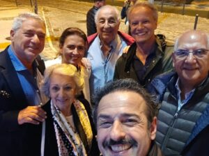 Gonçalo Diniz Instagram - Obrigado LISBOA!
Muito obrigado a TODAS as pessoas que tornaram estes 5 dias FANTÁSTICOS.
Que público maravilhoso, que energia. 
Sem palavras para descrever a sensação e gratidão! 🙏
Ficam as emoções 
Ficam os abraços da família e amigos que te alimenta mais que tudo
Ficam as relações que se fazem
Ficam as memórias de cada canto onde passamos
Ficam as alegrias
Ficam também estas imagens para quem gosta de ver o resultado de um longo e árduo processo teatral.
Viva o TEATRO 
Viva o PÚBLICO 
Viva o PÚBLICO 
Viva o PÚBLICO 
Viva o PÚBLICO 
#casinodelisboa 
#monologosdopenis 
#vidadeator 

Thank you LISBON! 
Thank you very much to ALL the people who made these 5 days FANTASTIC. 
What a wonderful audience, what energy. 
No words to describe the feeling and gratitude! 🙏 
The emotions remain 
The relationships that are made remain 
There are memories of every corner we pass through 
The joys remain 
These images are also available for those who like to see the result of a long and arduous theatrical process. 
Long live THEATER 
Long live the PUBLIC 
Long live the PUBLIC 
Long live the PUBLIC 
Long live the PUBLIC 
#lisboncasino
#monologosdopenis 
#actorslife
