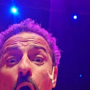 Gonçalo Diniz Instagram - Obrigado LISBOA!
Muito obrigado a TODAS as pessoas que tornaram estes 5 dias FANTÁSTICOS.
Que público maravilhoso, que energia. 
Sem palavras para descrever a sensação e gratidão! 🙏
Ficam as emoções 
Ficam os abraços da família e amigos que te alimenta mais que tudo
Ficam as relações que se fazem
Ficam as memórias de cada canto onde passamos
Ficam as alegrias
Ficam também estas imagens para quem gosta de ver o resultado de um longo e árduo processo teatral.
Viva o TEATRO 
Viva o PÚBLICO 
Viva o PÚBLICO 
Viva o PÚBLICO 
Viva o PÚBLICO 
#casinodelisboa 
#monologosdopenis 
#vidadeator 

Thank you LISBON! 
Thank you very much to ALL the people who made these 5 days FANTASTIC. 
What a wonderful audience, what energy. 
No words to describe the feeling and gratitude! 🙏 
The emotions remain 
The relationships that are made remain 
There are memories of every corner we pass through 
The joys remain 
These images are also available for those who like to see the result of a long and arduous theatrical process. 
Long live THEATER 
Long live the PUBLIC 
Long live the PUBLIC 
Long live the PUBLIC 
Long live the PUBLIC 
#lisboncasino
#monologosdopenis 
#actorslife