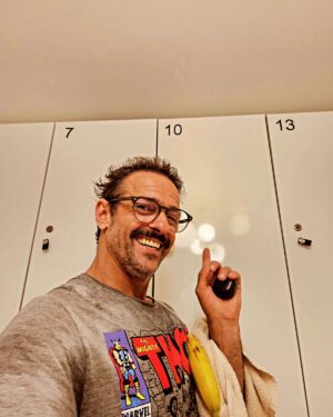 Gonçalo Diniz Instagram - Com a força do THOR e a minha bananinha acredito que vou longe. 😄
Sinto-me nota 10. 🤜🤛
Com uma força de GIGANTE.
E mais o treino, o foco, a determinação, a alimentação...
Mil coisas... assim é que eu gosto!
Tudo ao mesmo tempo🤪🤪🤪
Bora lá que hoje tem TEATRO. 
#pensamentosemprepositivo 
#treinomatinal
#monologosdopenis 
#teatro
#vidadeator 

With the strength of THOR and my little banana I believe I can go far. 😄 
I feel like a 10. 🤜🤛 
With GIANT strength. 
Plus training, focus, determination, nutrition... 
A thousand things... like that and that I like! 
Everything at the same time🤪🤪🤪 
Come on, today there's THEATER. #thoughtsalwayspositive 
#morningtraining 
#monologosdopenis 
#theater 
#vidadeator
