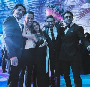 Gonzalo García Vivanco Instagram - Que manera de celebrar tanto Amor de mis queridos @carlosquintanillas & @carlosadyan .
Y que mejor que rodeado de personas que Admiro y Amo tanto, mi 7ma generación!! 💫❤️