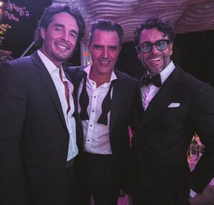 Gonzalo García Vivanco Instagram - Que manera de celebrar tanto Amor de mis queridos @carlosquintanillas & @carlosadyan .
Y que mejor que rodeado de personas que Admiro y Amo tanto, mi 7ma generación!! 💫❤️