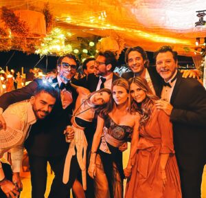 Gonzalo García Vivanco Instagram - Que manera de celebrar tanto Amor de mis queridos @carlosquintanillas & @carlosadyan .
Y que mejor que rodeado de personas que Admiro y Amo tanto, mi 7ma generación!! 💫❤️