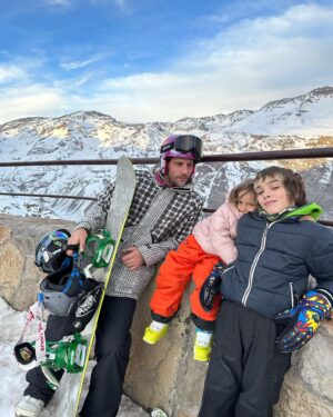 Gonzalo Valenzuela Instagram - Ver disfrutar la montaña como alguna vez yo la disfruté 🏔️ 
Lo heredado no se hurta. 
Gran fds de deporte, familia, montaña… maravillosa experiencia en @valle_nevado