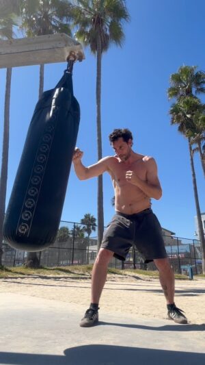Gonzalo Valenzuela Instagram - Caminando me encontré con un centro de entrenamiento público y aproveché no más … @ringlaguna