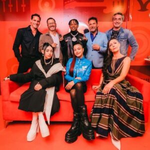 Gonzalo Valenzuela Instagram - Que linda experiencia. 
Fue un gran festival, felicitaciones a todos los organizadores, equipo técnico y compañeros jurados #viña2023 #festivaldeviña @elfestivaldevina

Todos los looks a cargo del productor @elrodrifarias ✨
