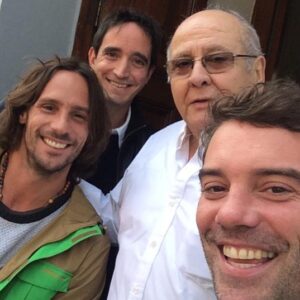 Gonzalo Valenzuela Instagram - Flores blancas para usted MAESTRO. Esas sonrisas lo dicen todo. Gracias gracias gracias ! @diegomunozerenchun @nico_acertijo  Gracias Fernando !