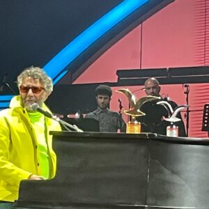 Gonzalo Valenzuela Instagram - Que linda experiencia. 
Fue un gran festival, felicitaciones a todos los organizadores, equipo técnico y compañeros jurados #viña2023 #festivaldeviña @elfestivaldevina

Todos los looks a cargo del productor @elrodrifarias ✨