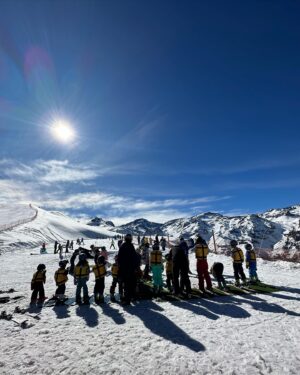 Gonzalo Valenzuela Instagram - Ver disfrutar la montaña como alguna vez yo la disfruté 🏔️ 
Lo heredado no se hurta. 
Gran fds de deporte, familia, montaña… maravillosa experiencia en @valle_nevado