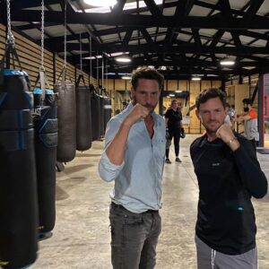 Gonzalo Valenzuela Instagram - En la cancha y en el ring siempre apoyando a @matiasdominguezb en su vuelta al golf profesional !!! @clubringo @ringolagunita  Este entrenamiento fortalece cualquier disciplina.
Suerte compadre