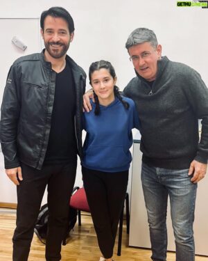 Goran Visnjic Instagram - (For English scroll down...😉)
Fenomenalno druženje sa 3A, 3B i 3C iz @gornjogradskagimnazija trenutno u gostima u #MIOC ...😉
Ugodan razgovor o #Hamlet i #shakespeare i mnogočemu drugom u organizaciji @leona_b.m_  i gospodina #VedranMlikota i naravno profesora skole...😊
Bilo je zanimljivo, poučno a nadam se i zabavno. Isto tako se nadam da smo uspjeli probuditi i uzburkati neke neurone koji bi u protivnom možda ostali nepotaknuti! 
Ako smo pomaknuli tu kazaljku kod jednog učenika za dva stupnja, misija je izvršena! 😊👍
Hvala vam što ste ugostili dva Hamleta iz Mrduše Donje...!
--------
My very good friend's daughter and her classmates are working on Shakespeare's Hamlet right now as part of their language studies and we decided to come to their high school and try to help them understand the piece and see it through our eyes...! 
The kids were awesome and we had a blast!
Thank you @gornjogradskagimnazija for having us...!😊👍