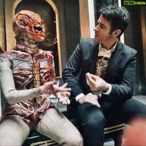 Goran Visnjic Instagram - Trying to speak Italian with the Cenobite...🤦🏻‍♂️... 
What's being said here I wonder...😂
#behindthescene #hellraiser #cenobite #horrormovie