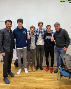 Goran Visnjic Instagram - (For English scroll down...😉)
Fenomenalno druženje sa 3A, 3B i 3C iz @gornjogradskagimnazija trenutno u gostima u #MIOC ...😉
Ugodan razgovor o #Hamlet i #shakespeare i mnogočemu drugom u organizaciji @leona_b.m_  i gospodina #VedranMlikota i naravno profesora skole...😊
Bilo je zanimljivo, poučno a nadam se i zabavno. Isto tako se nadam da smo uspjeli probuditi i uzburkati neke neurone koji bi u protivnom možda ostali nepotaknuti! 
Ako smo pomaknuli tu kazaljku kod jednog učenika za dva stupnja, misija je izvršena! 😊👍
Hvala vam što ste ugostili dva Hamleta iz Mrduše Donje...!
--------
My very good friend's daughter and her classmates are working on Shakespeare's Hamlet right now as part of their language studies and we decided to come to their high school and try to help them understand the piece and see it through our eyes...! 
The kids were awesome and we had a blast!
Thank you @gornjogradskagimnazija for having us...!😊👍