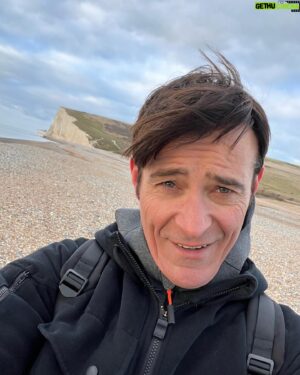 Goran Visnjic Instagram - Out and about...😊... #sevensisters cliffs... What an amazing and beautiful place...😱... If you ever get a chance to visit southern parts of England this is one of the places you definitely shouldn't miss...😎...just saying...😉 ( Zoom in on the second picture to see how small people are on the top of the cliff...😱...)