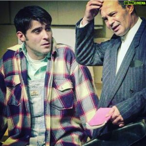 Goran Visnjic Instagram - #mustafanadarevic Čovjek koji je toliko utjecao na moju karijeru i život... savjetom, režijom, prijateljstvom... Sama definicija rijeci “Mentor” u najpozitivnijem svjetlu... To je bio Mujki... Kad su svi rekli nemoj to, naškodit će ti karijeri, Mujki bi bio: “Ma ne! Odjebi ih...! Budi hrabar...! Radi to i napravi onako sjajno, do kraja...! Pokaži im, ‘ko ih ...*#*¥... A toga svega se držao i sam...😊... Uvijek hrabar, i uvijek u glavu... Hamlet, Predstava Hamleta u selu Mrduša Donja, Duga mračna noć, General... pa to je moja cijela karijera... 20 godina... i svaki važan veliki projekt bio je tu, i uvijek spreman pomoći, i uvijek spreman dati sve od sebe, izboriti se za honorare mlađih kolega i ne dati da ih gaze direktori drame...🤦🏻‍♂️... podijeliti svoje znanje, predložiti a ne nametati se... Nadam se samo da sam mu se zahvalio na svemu toliko puta da sam nekad bio i dosadan... a njemu bi uvijek bilo neugodno... “ Ma daj Gorane, pretjeruješ...” rekao bi... E moj Mujki, u tome nisam pretjerao, nikad, zaslužio si svaku riječ hvale i zahvale...🙏🏻 
Falit’ ćeš strašno puno stari moj, veliku si prazninu ostavio, al’ srećom i veliko djelo.
Počivao u miru Božjem...