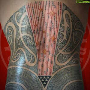 Gordon Toi Hatfield Instagram - Mānawa maiea te putanga o Matariki
Mānawa maiea te ariki o te rangi
Mānawa maiea te mātahi o te tau

Whanake mai ngā mata o te ariki 
Whanake mai te tohu o te tau 
Whanake mai Matariki hunga nui.  Under the watchful eyes of Matariki our puhoro journey started 5 days ago, a total of tattooing time on the table 23 hours. A massive effort from everyone involved and another warrior takes his place. Big mihi to Okiwa for his unwavering dedication to this kaupapa it was an honour to be apart of your journey. To my crew, Ronnie, Natalie, and Tumanako thank you all for your tautoko and aroha for this kaupapa. To all our whanau who sent words of encouragement and support during the wananga nga mihinui kia koutou katoa mo tatou tautoko. Maro made by @hamuera89 Patu made by @maakatepotoi Back piece inspired by @nikaugabrielle  #houseofnatives #puhoro #wananga
