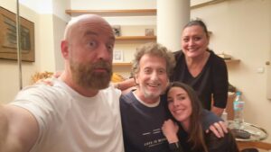 Goyo Jiménez Instagram - Adiós, querido Javier. Adiós, amigo del alma. Pocos han querido a la comedia y a los comediantes como tú, Javier Alastrúe. ¡Ahora sí que nos dejas huérfanos de Ópera! Nuestro consuelo es que, si nuestra inmortalidad es el recuerdo que dejamos, el tuyo es de amistad y amor. Siempre en nuestros corazones, descansa, por fin, en paz