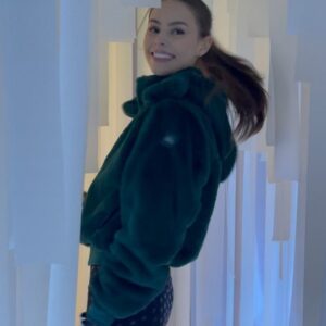 Grace Beedie Instagram - wearing what I love while doing what I love ❤️ thank you @alo✨#alohouse #alowinterhouse ❄️