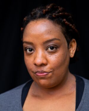 Grace Passô Instagram - 🎭 Grace Passô é atriz, diretora, dramaturga e roteirista. Parte de sua dramaturgia está publicada pelas editoras Cobogó e Javali e já foram traduzidas em seis idiomas. Foi cofundadora do grupo de teatro Espanca!, companhia criada em BH no começo dos anos dois mil, no qual permaneceu por dez anos. Atualmente, é diretora das peças HERANÇA (50 anos das artes de Maurício Tizumba) e codiretora de O FIM É UMA OUTRA COISA (projeto da multiartista Zora Santos).

Como dramaturga, recebeu os prêmios Shell SP e RJ (2005 e 2016), APCA SP (2016), Cesgranrio (2016 e 2018), Prêmio Leda Maria Martins (2016), dentre outros. É a primeira dramaturga negra a receber o prêmio Shell no Brasil.

Na TV, é coautora da série HISTÓRIAS IMPOSSÍVEIS (Globo) e do documentário RESISTÊNCIA – História da resistência negra no Brasil (Globoplay).

O Mulheres Encenadoras recebe Grace Passô para a Residência Artística “Partilha de Pensamentos Sobre o Teatro de Hoje”, que acontecerá entre 30 de maio e 2 de junho, de 10h às 13h, na Casa de Candongas - Av. Cachoeirinha, 2221 - Santa Cruz. 📍(sede da @ciacandongas) 

*O Link para as inscrições está disponível na bio. Inscreva-se gratuitamente até o dia 24/05. Resultado no dia 28/05 aqui no Instagram @mulheresencenadoras.

*O projeto prevê profissionais brincantes para realização de atividades com as crianças durante o horário da oficina para que as mães inscritas possam participar com tranquilidade.

Foto: Luciana Barreto 

-

Este projeto está sendo realizado através do Fundo Municipal de Cultura da Prefeitura de Belo Horizonte

#mulheresencenadoras #mulheresencenadorasemrede