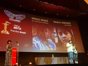 Grace Passô Instagram - Aí na foto está André Novais, que dirigiu/escreveu O DIA QUE TE CONHECI, me representando na entrega do Troféu Redentor de Melhor Atriz no Festival do Rio deste ano.

Recebi a notícia num set a mil, durante uma filmagem em Belo Horizonte. 

Esse prêmio é muito importante pra mim. Ele potencializa os encontros marcantes que venho tendo no cinema e eu me sinto como se tivesse cantado bem uma música marcante.

Eu amo atuar. É uma das grandes responsabilidades que um corpo pode ter na vida, mediar com nosso corpão uma coisa que é inventada por muitas pessoas: fotógrafes, gaffers, cozinheires, diretores, maquinistas, produtores, etc.

E eu insisto em agradecer a minha família, por tanto que me fez e faz.

.

Obrigada @filmesdeplastico , como faz sentido o que fazem, como! 

.

@andrenovaisoliveira , eu aprendo tanto com você, cara, obrigada por mais uma temporada contigo! Sou uma admiradora profunda da sua direção, você sabe...

.

Obrigada @festivaldorio , quem esteve com olhares atentos nas curadorias, jurades... É a segunda vez que recebo este troféu nessa categoria, honra chique! @Maeve Jinkings , parabéns minha caríssima, você é danada mesmo.

.

Obrigada toda pequena grande equipe de O DIA QUE TE CONHECI! Renato Novais ( @natonovaes ) mais que parceiro, me senti tão bem com um ator como você! @kelly_crifer , sabes da minha admiração ppr você...

. 

O filme O DIA QUE TE CONHECI venceu ainda o prêmio especial do juri do @festirio . Assistam quando puderem!
