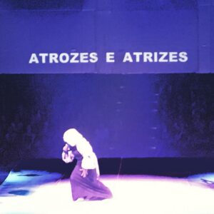 Grace Passô Instagram - Obrigada teatro, por canalizar meu ódio prum lugar de pulsão de vida, alegria e amor. Através do teatro eu entendi que a performance do mundo é muitas vezes cruel e então é preciso fingir que estamos interpretando quando na verdade estamos apenas vivendo com a dignidade do erotismo, da liberdade, da inteligência, da crítica, do delírio e de outras forças vibrantes.
#diamundialdoteatro

A frase da foto foi escrita por Denise Assunção (em parceria com Itamar Assumpção)digamos que a melhor atriz que já vi.