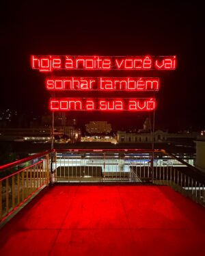 Grace Passô Instagram - ♦️ HOJE À NOITE VOCÊ VAI SONHAR TAMBÉM COM A SUA AVÓ ♦️

A obra Mandinga, de Grace Passô, faz um convite inconsciente aos espectadores para interromper o cotidiano.

Explorando o conceito da frase-feitiço, proposto pela artista, o letreiro neon localizado na Escadaria do metrô, na Rua Sapucaí, se encaixa à paisagem da cidade e reverbera como um eco ao longo do dia de quem passa por ela.

O título reflete a ideia de como a obra foi concebida para gerar uma previsão de algo que vai acontecer momentos após a leitura.

A instalação estará disponível para visitação até 26 de maio, das 18h às 0h.

FICHA DE CRÉDITOS DA OBRA
Título: Mandinga
Artista: Grace Passô (MG) (@gracepasso)
Design: Carlos Braga (@carlosbraga)
Projeto técnico: Raquel Muguet (@uairaguel)
Montagem: L3D Neon (@l3dneon)
Direção executiva: Dalila Bastos (@dalibastos)
Direção artística e realização: Casinha, Híbrido e Pública

Governo de Minas Gerais e Cemig
apresentam Festa da Luz 2024
• • • • • • • •
Apoio cultural >> @prefeiturabh - @slupbh - @franceaubresil
Realização >> @casinha.ac - @hibrido.cc - @publica.art
Patrocínio exclusivo >> @cemigenergia
