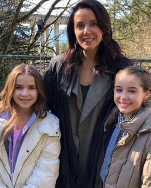 Gracyn Shinyei Instagram - Wow I can’t believe it’s over! This show has brought me so much joy and love and I hate to say goodbye! I made so many amazing friends and memories that I will always cherish! I look up to all the cast and crew I met on set!!! I’m so grateful that I got to play young Batwoman💗💗