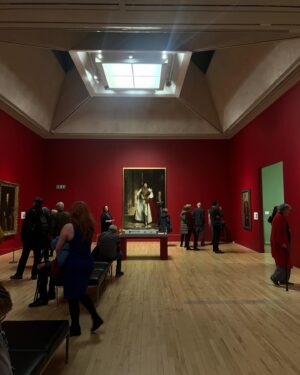 Graham McTavish Instagram - If you find yourself in London I urge you to visit Tate Britain and see the John Singer Sargent exhibition. It’s humbling to see the work of such a colossal talent collected in one place. The portrait of Madame X ( Virginie Gautreau) caused a scandal in Paris where it was first exhibited in 1884 forcing Sargent to move to London. Every painting takes your breath away. @tate #portraits #painting #beautyinoils #getyourgallerybootsonandgovisit